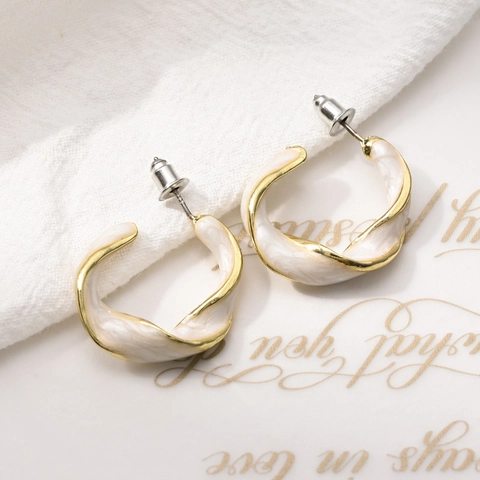 Pendientes de Aro en Forma de C Retorcidos de Cobre Vintage Francés para Mujer Pendientes de Botón de Esmalte Blanco Crema Chapados en Oro con Poste de Plata