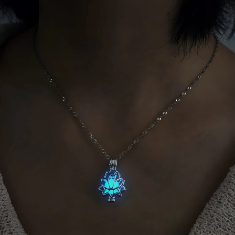 Collier Pendentif Fleur De Lotus Lumineux Pour Femmes Médaillon En Alliage Évidé Brille Dans Le Noir Pierre Fluorine Chaîne À Vagues Bijoux