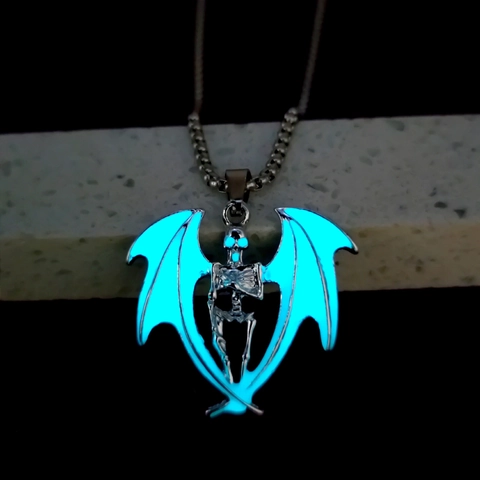 Gothic Luminous Skull Wings Pendant Necklace Glow In The Dark Alloy Skeleton Bat Wings Hip Hop Jewelry For Halloween Party Unisex