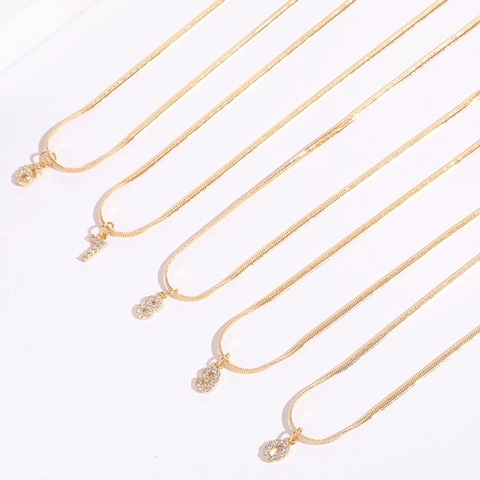 Collana con Pendente a Cifra Araba con Zirconia Intarsiato Catena a Serpente in Rame Leggera di Lusso per Donna Gioielli di Moda