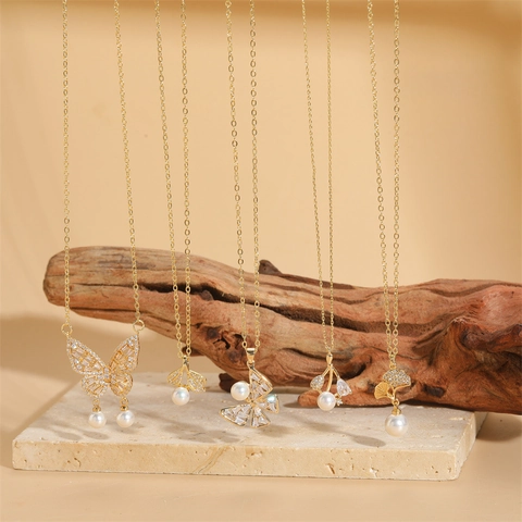 Collar con Colgante de Mariposa y Hoja de Ginkgo de Cobre y Perla Artificial para Mujer Gargantilla Elegante de Strass Joyería de Moda