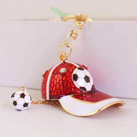 Kreativer Rot Weißer Fußballmütze Schlüsselanhänger Sportthema Zinklegierung Strass Baseballhut Anhänger Schlüsselring Mit Ball