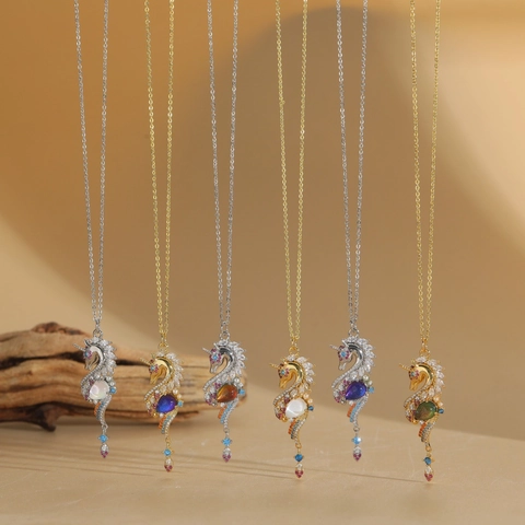 Collana Pendente in Rame Vintage Unicorno Cavalluccio Marino per Donna Zirconia Colorata Intarsiata Gioielli Fantasia Animali Catena Clavicola