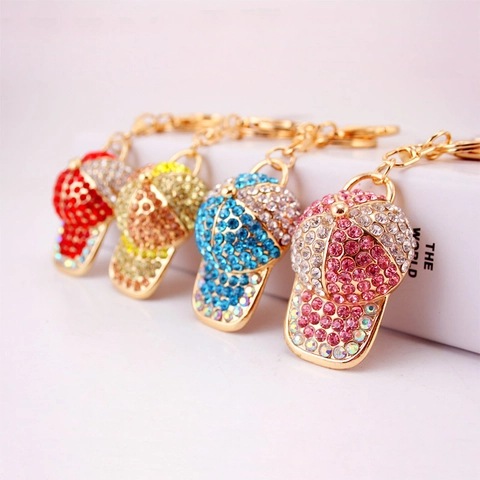 Portachiavi Creativo a Cappellino da Baseball in Lega di Zinco Con Strass Luccicanti Pendente Cappello Charm per Borsa Donna
