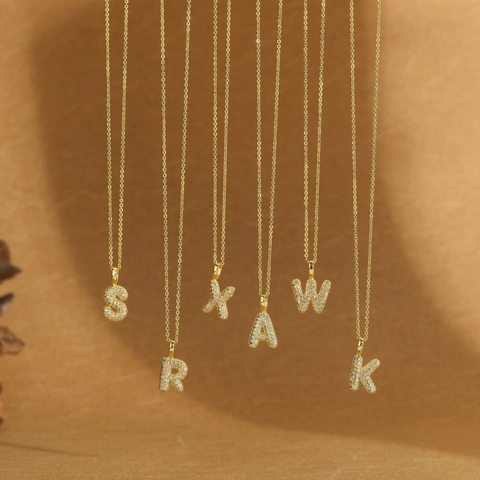Collier Pendentif Initiale Alphabet en Cuivre Plaque Or Strass Lettre Étincelante Chaîne de Clavicule Bijoux pour Femmes