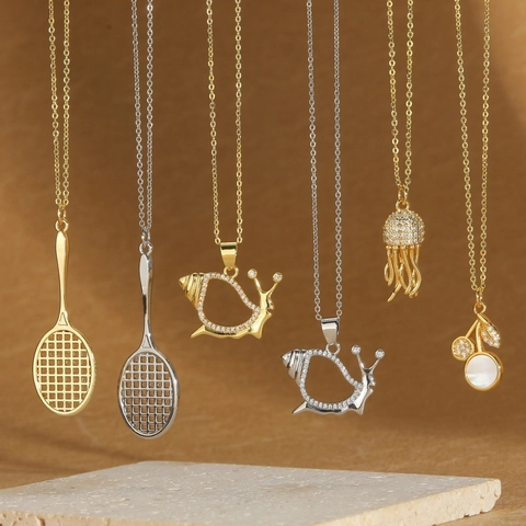 Collar con Colgante de Cobre y Zirconia para Mujer Joyería Única con Diseño de Raqueta de Tenis Caracol Medusa Cereza