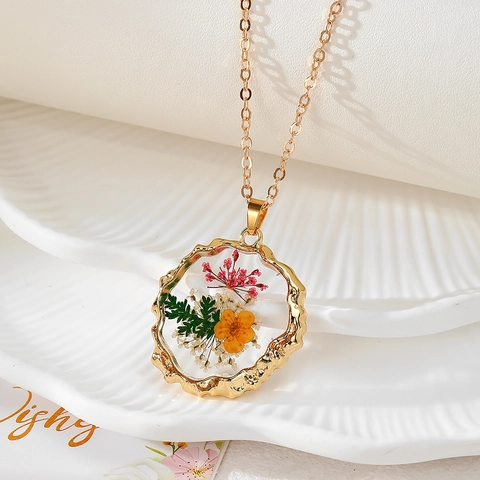 Collier Pendentif en Résine et Fleurs Séchées Naturelles Fait Main Avec Cadre en Alliage Festonné Doré Bijoux Floraux Femme