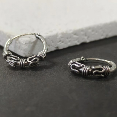 Orecchini a Cerchio in Rame Vintage Tonalità Argento Antico Motivo a S Etnico Piccoli Accessori da Uomo Eleganti Quotidiani