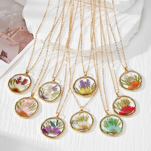 Collier Pendentif en Résine avec Fleur Séchée Naturelle Bohème Chaîne en Alliage Plqué Or Bijoux Botaniques Transparents pour Femmes