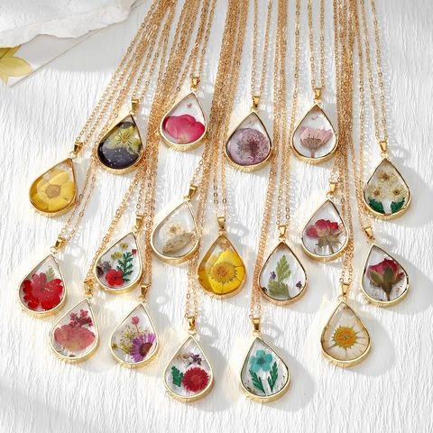 Collier Pendentif Goutte en Résine de Luxe Fleurs Séchées Réelles Style Forêt Fait à la Main Chaîne en Alliage Doré Collier Femme Bijoux Cadeau