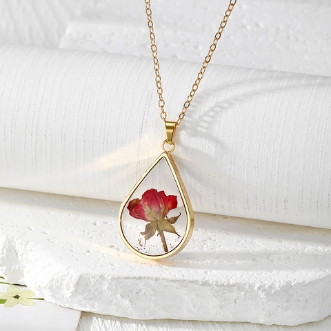 Collier Pendentif Goutte en Résine de Luxe Fleurs Séchées Réelles Style Forêt Fait à la Main Chaîne en Alliage Doré Collier Femme Bijoux Cadeau