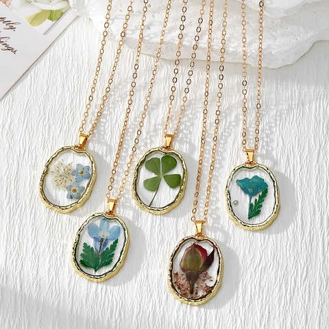 Élégant Collier Pendentif en Résine de Fleurs Séchées Réelles Fait Main Chaîne en Alliage Plaqué Or Bijoux Floraux Éternels Pastoraux pour Femme