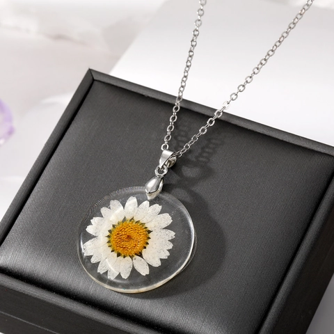 Collier en Résine Fait à la Main avec Fleurs Séchées Pendentif Rond Transparent Marguerite Bijoux Floraux Style Pastoral Cadeau pour Femmes Filles Accessoire Botanique