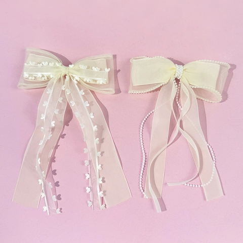 Elegante Fermaglio per Capelli a Fiocco in Organza con Nappe in Perla Artificiale Cuore Ricamato Nastro Lungo per Donna