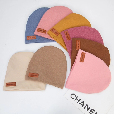 Bonnet en Fausse Cachemire pour Bébé Bonnet Tricoté Chaud d'Hiver Avec Écusson en Cuir Hand Made pour Enfants