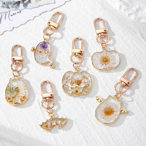 Halloween Keychain Dried Flower Resin Ghost Pumpkin Bat Cat Shape Gold Foil Alloy Key Ring Bag Charm For Women Gift