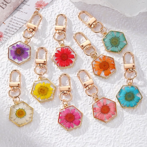 Handmade Dried Flower Resin Keychain Hexagon Alloy Gold Plated Daisy Floral Pendant Bag Accessory For Women Girls Gift