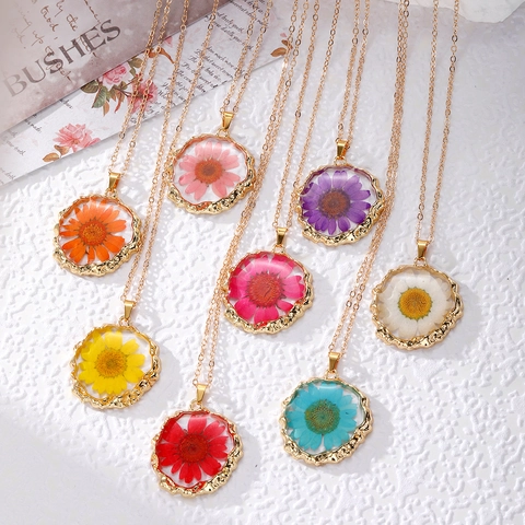 Bohemian Alloy Natural Dried Flower Pendant Necklace For Women Irregular Gold Frame Resin Daisy Floral Jewelry Gift
