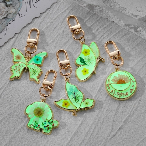 Luminous Real Dried Flower Resin Keychain Pastoral Butterfly Daisy Pattern Alloy Pendant For Women Girls Bag Key Accessory