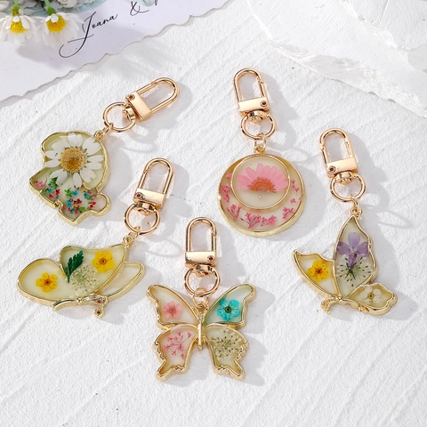 Luminous Real Dried Flower Resin Keychain Pastoral Butterfly Daisy Pattern Alloy Pendant For Women Girls Bag Key Accessory