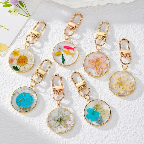 Clear Resin Keychain With Dried Flower Daisy Small Fish Gold Foil Round Pendant Pastoral Floral Bag Hanging Ornament Women