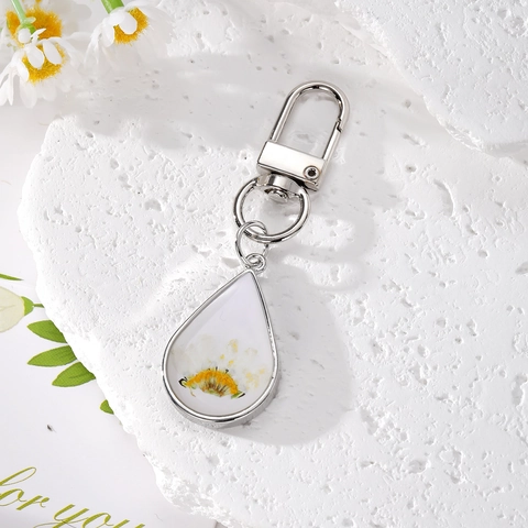 Handgefertigter Trockenblumen Harz Schlüsselanhänger Wassertropfenform Mit Echtem Gänseblümchen Damen Taschenanhänger