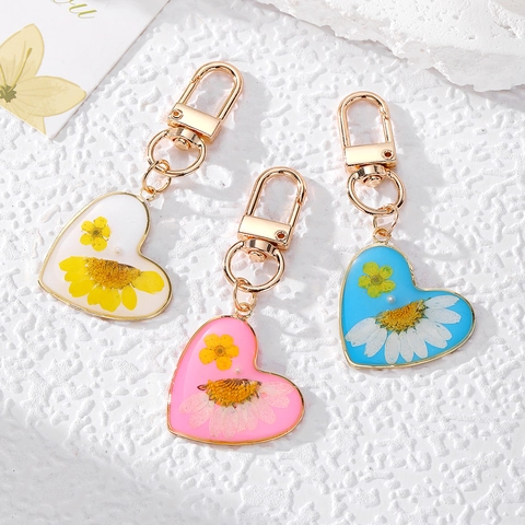 Herzform Harz Schlüsselanhänger Mit Echten Getrockneten Gänseblümchen Gold Metallschnalle Frisch Süß Floral Schlüsselring Damen