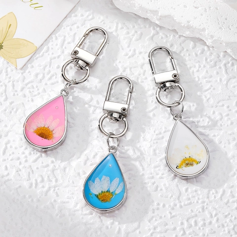 Handgefertigter Trockenblumen Harz Schlüsselanhänger Wassertropfenform Mit Echtem Gänseblümchen Damen Taschenanhänger