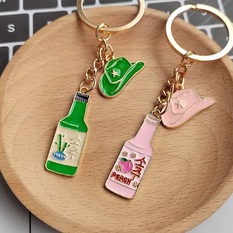 Portachiavi Creativo in Lega di Smalto Bottiglia di Soju Cappello da Cowboy Simulazione Bottiglia di Bevanda Ciondolo a Stella Borsa Gioielli