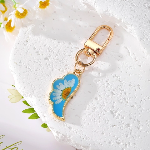 Porte-clés Fait Main en Résine Fleur Séchée Marguerite Ailes Style Pastoral Pendentif d'Aile Florale Porte-clés pour Sac à Bijoux Décoration