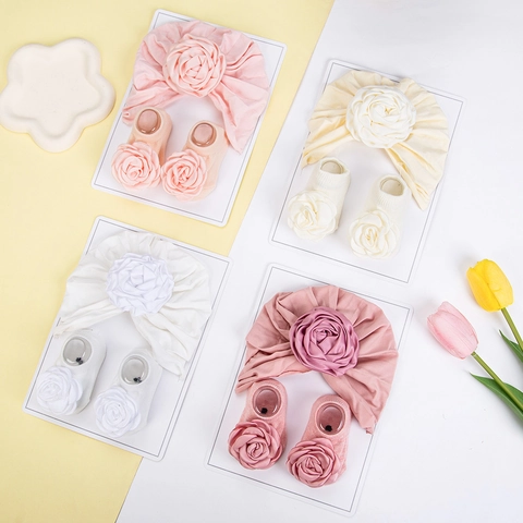 Ensemble Bonnet Turban et Chaussettes en Coton pour Bébé Fille Doux Nouveau-né Beanie Chaussettes avec Fleur de Rose 3D pour Fête