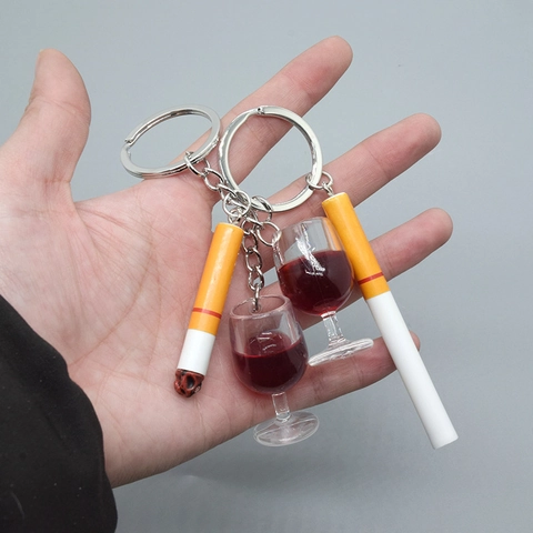 Portachiavi con Sigaretta e Bicchiere di Vino Rosso in Resina Lega Creativo Hip Hop Ciondolo per Borsa Accessorio Divertente Personalizzato
