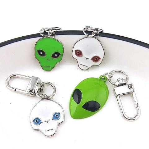 Alloy Alien Head Keychain UFO Cartoon Drip Oil Pendant For Halloween Bag Decoration Sci-Fi Quirky Jewelry Keychain Gift