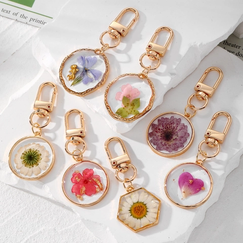 Porte-Clés Artisanal en Résine avec de Vraies Fleurs Séchées Style Pastoral Pendentif de Sac Marguerite pour Femmes Accessoire