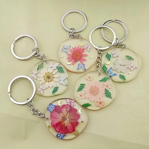 Handmade Clear Resin Keychain With Natural Dried Flowers Butterfly Sequins Pastoral Floral Pendant Keyring Accessory For Women