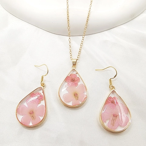 Elegant Teardrop Resin Dried Flower Jewelry Set Gold Alloy Flower Necklace And Earring Set For Women Pastoral Style Gift