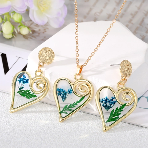 Collection Bijoux Romantiques en Forme de Cœur avec Fleurs Séchées en Résine Alliage Plaqué Or Collier et Boucles d'Oreilles Femme