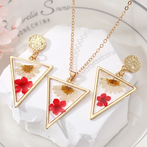 Pastoral Gold Alloy Triangle Resin Set Real Dried Flower Daisy Pendant Necklace Stud Earrings Jewelry Set For Women Romantic Floral