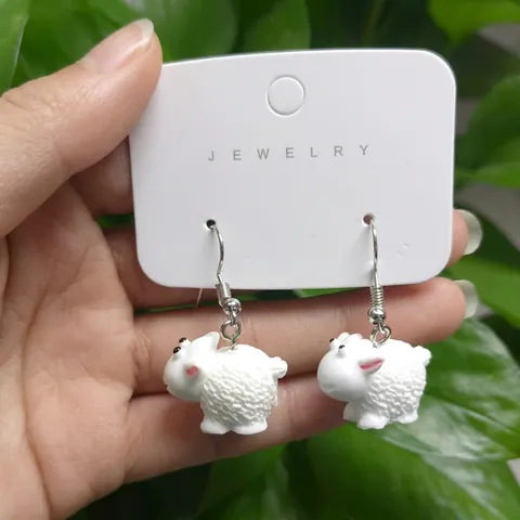 Simpatici Orecchini a Pendente in Resina a Forma di Pecora per Donne Ragazze Moda Divertenti Orecchini a Gancio Animali Gioielli