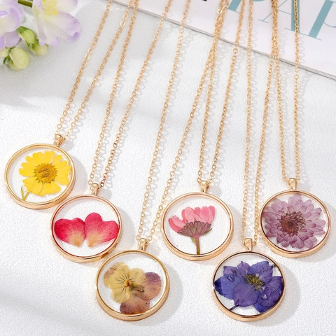 Doux Collier Pendentif Rond en Alliage et Résine Avec de Vraies Fleurs Séchées pour Femmes Bijoux d'Art Botanique Floral Frais