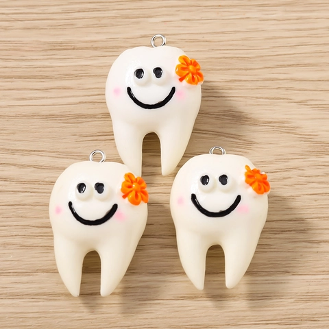 Ciondolo in Resina a Forma di Dente Animato con Faccina Sorridente e Fiore per Gioielli Fai-da-Te Bracciale Collana Portachiavi