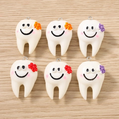 Ciondolo in Resina a Forma di Dente Animato con Faccina Sorridente e Fiore per Gioielli Fai-da-Te Bracciale Collana Portachiavi