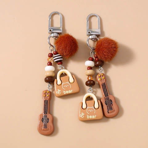 Simpatico Portachiavi a Forma di Chitarra con Orsetto e Palla di Peluche Nappina Perline Ciondolo per Borsa in Resina Accessorio per Donne Ragazze Regalo
