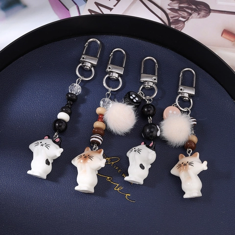 Llavero de Gato de Dibujos Animados Lindo Colgante de Bolso con Cuentas de Rayas y Bola de Pelo de Resina para Mujer Regalo