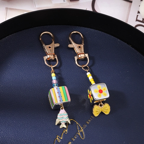 Ensemble de Porte-clés en Émail Perlé Créatif à la Mode Cube de Perles Acryliques Colorées Fleur Nœud Poisson Pendentif Sac Charm Décoration pour Femmes