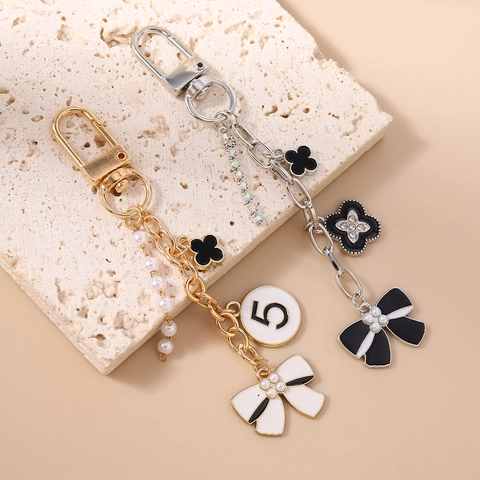 Portachiavi con Fiocco Quadrifoglio Künstliche Perle e Strass per Donna Pendente Numero 5 in Lega Elegante Portachiavi in Metallo Accessorio Borsa