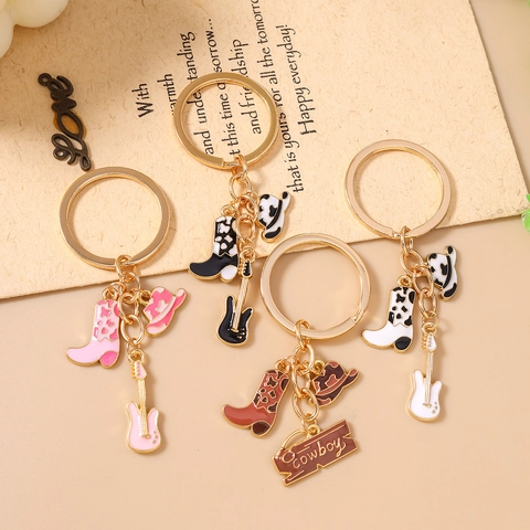 Porte-clés Cow-boy de l'Ouest Métal Bottes Chapeau Guitare Charms Émail Imprimé Vache Pendentif Sac Vintage Cadeau