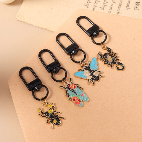 Portachiavi in Lega di Zinco con Insetti e Fiori in Smalto Ciondolo per Borsa a Forma di Scarabeo Scorpione Ape Cicala Moda Pastorale Donna Regalo