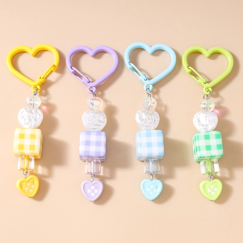 Porte-clés Doux en Résine à Cœur Macaron Fermoir en Forme de Cœur Pendentif de Sac Motif Damier pour Femmes Filles