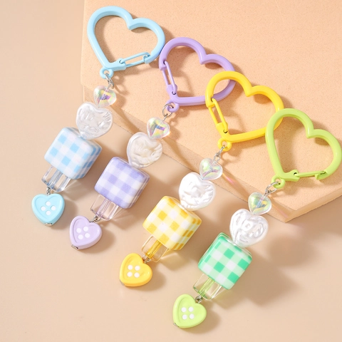 Porte-clés Doux en Résine à Cœur Macaron Fermoir en Forme de Cœur Pendentif de Sac Motif Damier pour Femmes Filles